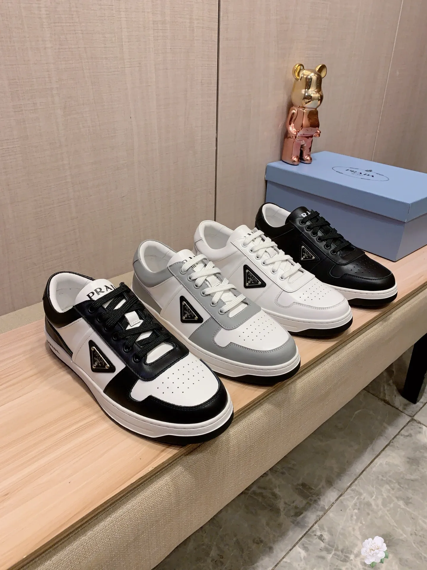 Men's Men's Shoes💰442💰💰🎩🎩[Lightning][Lightning] "PRADA*" The latest and most popular casual shoes, top brand [seduce] luxury ~ purchasing agency, top quality ~. [Strong] The upper is made of imported breathable cowhide material ➕ breathable sheepskin feet (•) with fine workmanship. The original stylish and stylish soft rubber wear-resistant and non-slip outsole is light and comfortable on the feet. The real thing looks better when photographed in real life. 226: code: 38-44, white and black 4️⃣ colors selected